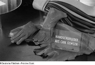 Messestand mit Handschuhleder aus chinesischen Gemsen