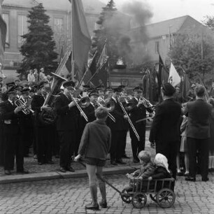 8. Mai 1966 : Kranzniederlegung am VVN-Denkmal zum Tag der Befreiung