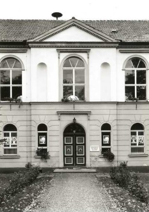 Haldensleben. Bülstringer Straße 25, Polytechnische Oberschule "Ernst Thälmann" (heute Otto Boye Grundschule). Mittelrisalit der Straßenfront