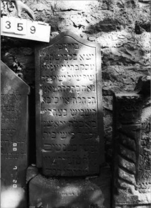 Grabstein 359 (Index: 100094731) Material: Sandstein Zustand: unten weggebrochen, Textverlust Maße HxBxT: 122x46x4 cm Beschreibung: Stele, Sockel, Konvexbogenabschluß: Grabstein 359
