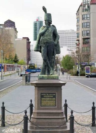 Bronzestandbild von Hans-Joachim von Zieten; Berlin, Mitte