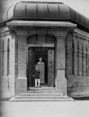 Henry van de Velde vor dem Ernst-Abbe-Denkmal in Jena