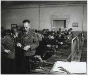 Lehrlinge in einem metallverarbeitenden Handwerksbetrieb