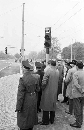 Inbetriebnahme der ersten vollverkehrsabhängigen Signalanlage an der Nürnberger Straße.