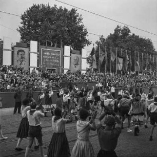 Dresden. 1. Pioniertreffen der DDR : Dresden, 1. Pioniertreffen der DDR, Demonstration vor der Ehrentribüne am Großen Garten