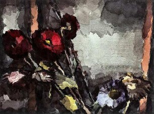 Rote Blumen vor Laubenwand