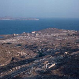 Delos. Blick vom Kynthos zum Heiligen Hafen auf Rineia und (im Dunst) auf Tinos. Knapp 4 km. 70