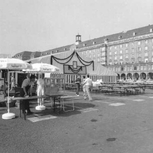 Dresden vor der Währungsumstellung im Juni 1990. Bayerisches Bierzelt auf dem Parkplatz Altmarkt (im Aufbau)