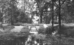 Schöpstal-Ebersbach. Wehr der Obermühle unterhalb der Kirche beim Schloß