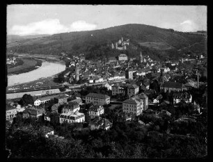Blick über Luisenstraße, Mainspitze und Innenstadt zur Burg