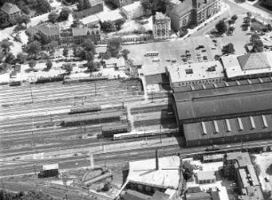 Dresden-Neustadt. Bahnhof Dresden-Neustadt (1898/1901). Bahnsteighalle (Teilansicht) und Gleisanlage Richtung Leipzig. Luftbild-Schrägaufnahme mit Schlesischem Platz nach Osten