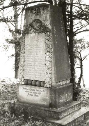 Denkmal für die Gefallenen des 1. Weltkrieges. Sandstein. Nach 1918. Schönteichen-Cunnersdorf, westlich der Dorfkirche