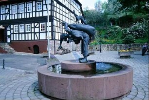 Mühlbrunnen mit Plastik (Müller mit Sack und Katze)