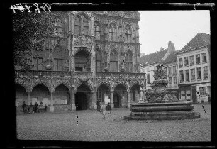 Audenarde (=Oudenaarde, Belgien): "Rathaus, mit Brunnen davor" (Nahaufnahme)