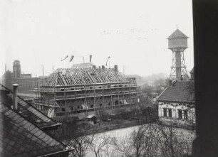 Leutzsch, Hans-Driesch-Straße : Leipzig-Leutzsch. Wohnblock (sogenannte "Finanzerhaus"), Hans-Driesch-Straße 45/51. Blick aus Obergeschoß der 57. Schule auf Richtfest-fertigen Bau, rechts Wasserturm