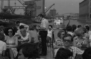 Duisburg: Hafenrundfahrt, am Deck, im Außenhafen