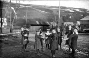 Kinder beim Spielen an der Häßler-Mühle