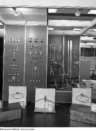 Ausstellungskoje des VEB Möbelkombinat Dessau mit Produkten des Zulieferers VEB Metallwaren Naumburg