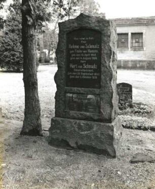 Grabmal für Helene und Kurt von Schmalz : Grabmal für Helene und Kurt von Schmalz. Sandstein, Diorit- und Metallplatte (ab 1906). Dresden-Neustadt, Albertstadt, Nordfriedhof (Garnisonsfriedhof)