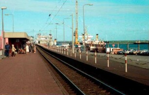 Norddeich: Mole, Bahnsteig und Fährschiff