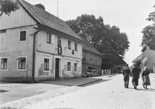 Straße in Abertamy : Blick in eine Straße in Abertamy mit Umgebindehäusern, Personen und Automobilen