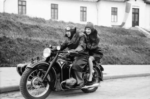 Bukarest: Motorrad, Mädchen sitzt auf Soziussitz, fahrend