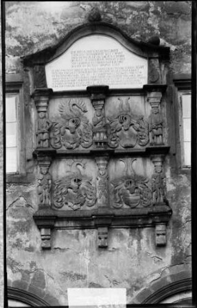 Menzingen Schwanenschloss Wappen und Inschrifttafel an der Nordseite des Südflügels (um 1568)