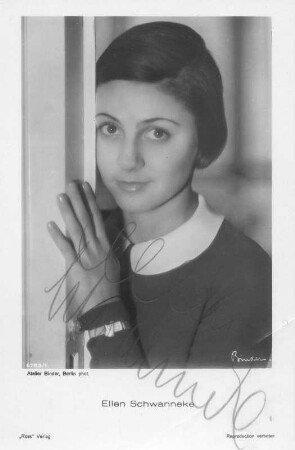 Porträt Ellen Schwanneke. Fotografie (Weltpostkarte mit Autogramm) von Atelier Binder. Berlin, um 1935