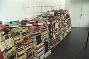 Sächsische Landesbibliothek - Staats- und Universitätsbibliothek Dresden, Zweigbibliothek Medizin. Gestapelte Bücher