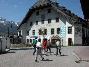 Inzell, Bayern, Wanderer in der Ortsmitte