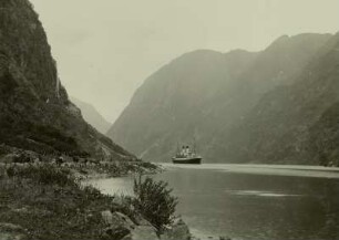 Näröfjord bei Gudvangen, Norwegen. Ansicht mit Passagierschiff "Monte Sarmiento"
