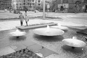Inbetriebnahme der neuen Wasserspiele am Gottesauer Platz.