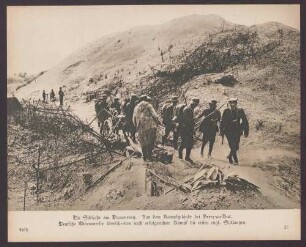 Die Schlacht am Damenweg. Aus dem Kampfgelände bei Berry-au-Bac. Deutsche Minenwerfer überschreiten nach erfolgreichem Kampf die ersten engl. Stellungen.
