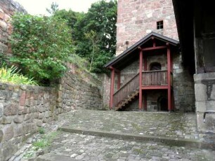 Kirchhof im Osten in Übersicht mit Kirchturmbasis von Norden