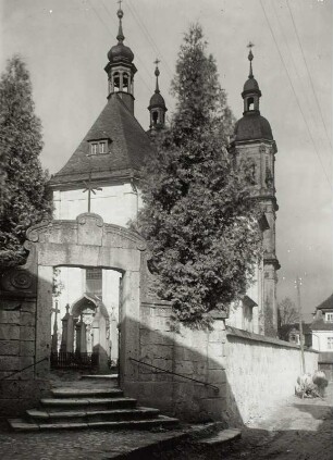 Gößweinstein, Wallfahrtskirche : Gößweinstein. Wallfahrtskirche. B. Neumann. M. Küchel. Ansicht von Südosten mit Kirchhofpforte