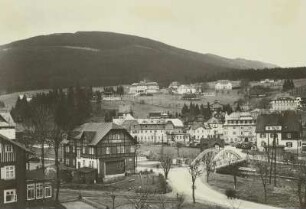 Spindlermühle (heute Špindlerův Mlýn / Tschechien). Stadtteilansicht mit dem Ziegenrücken (1424 m) von Westen