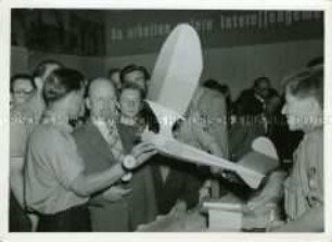 Walter Ulbricht besucht eine Flugmodell-Ausstellung auf dem Deutschlandtreffen der FDJ