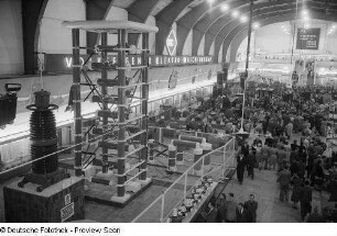Exponate der Vereinigung Volkseigener Betriebe des Elektromaschinenbaus (VEM) auf der Leipziger Herbstmesse 1954
