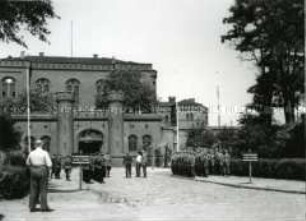 Zusammentreffen von amerikanischen und sowjetischen Soldaten bei der Wachablösung vor dem Kriegsverbrechergefängnis in Spandau