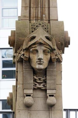 U-Bahnhof Bülowstraße — Maske an einem Pylon