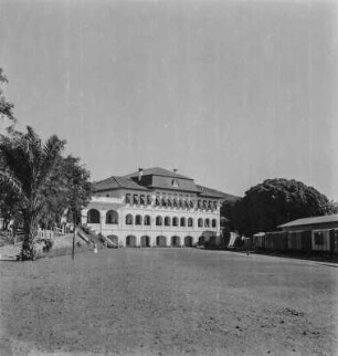 Bahnhofsgebäude : Bahnhofsvorplatz mit Bahnhofsgebäude
