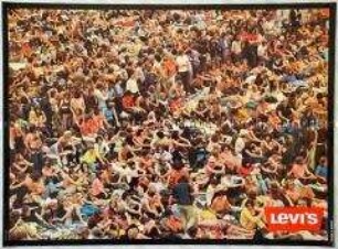 Werbeplakat der Firma Levi's mit einem Blick in die Zuschauermenge beim legendären Woodstock-Konzert 1969