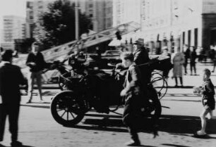 Oldtimer und Zuschauer auf der 1. KFZ-Veteranen-Ralley