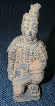 Miniaturkopie eines Tonkriegers aus der Terrakottaarmee von Xi'an