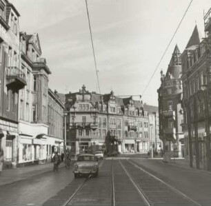 Ansicht mit Wohnhaus mit Elisabeth-Apotheke (Nr. 218)