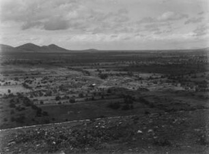 Teotihuacan : Blick von der Sonnenpyramide über die Umgebung der Tempelanlage von Teotihuacan.