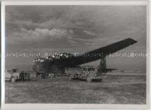 Transportflugzeug der deutschen Luftwaffe Messerschmitt Me 323 "Gigant" beim Be-/Entladen