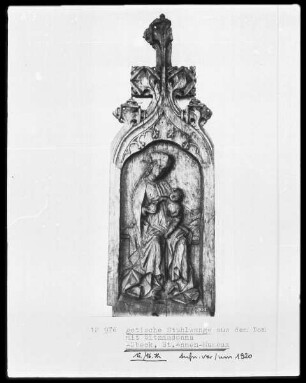 Gotische Stuhlwange aus dem Dom mit sitzender Madonna
