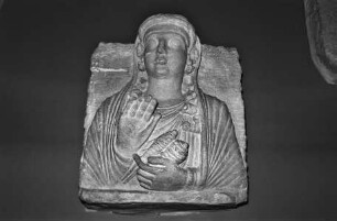 Grabrelief einer Frau mit Spindel in der Hand