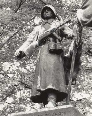 Sowjetischer Ehrenfriedhof, Denkmal für die gefallenen Sowjetsoldaten